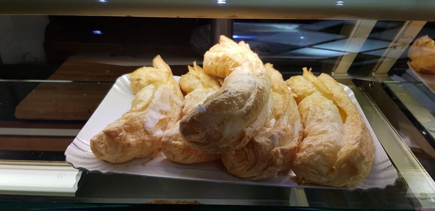 Sfogliatine glassate appena sfornate nella vetrina del forno